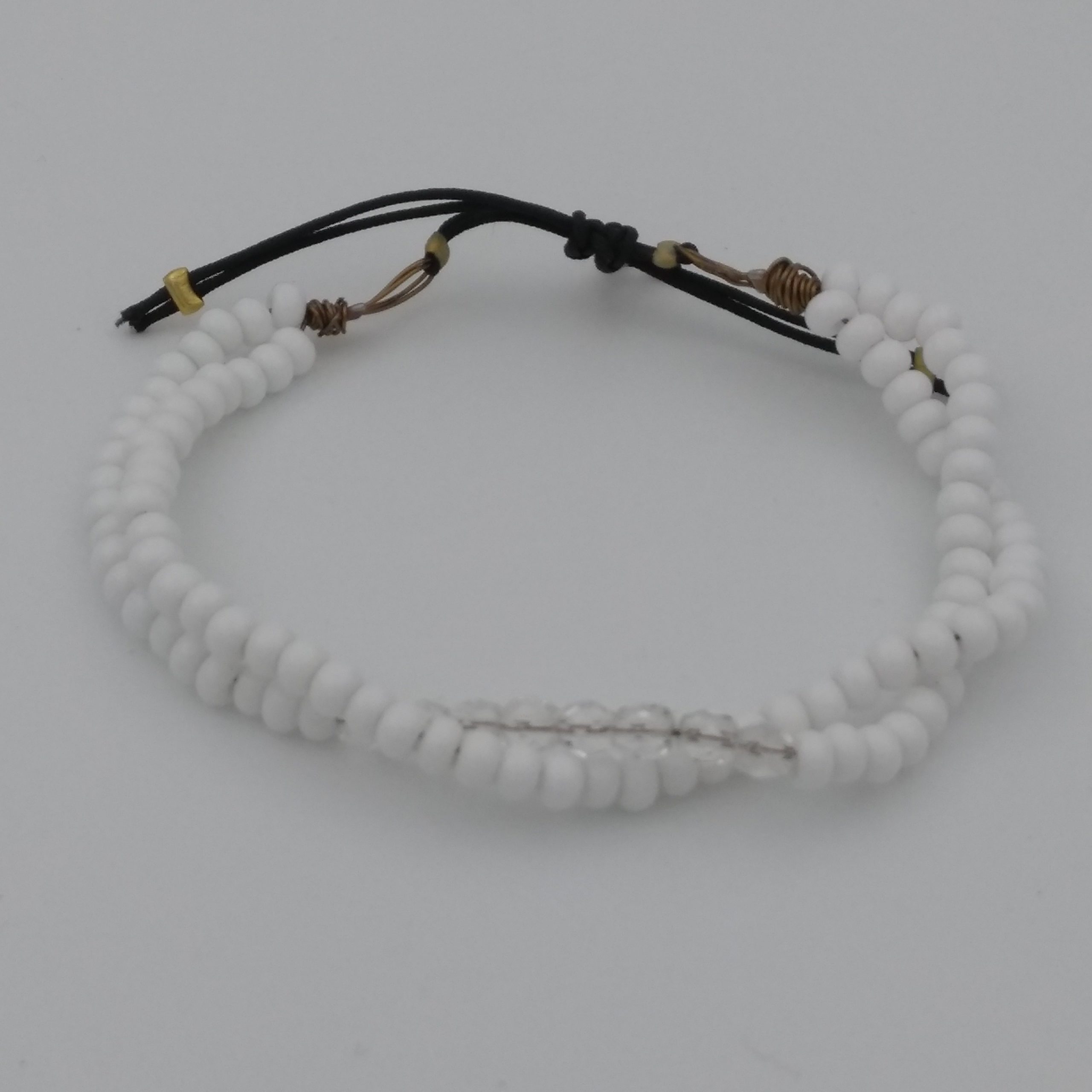 Bracelet torsadé avec perles blanches et transparentes