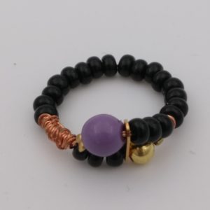 Bague avec perles noires, violettes et dorées